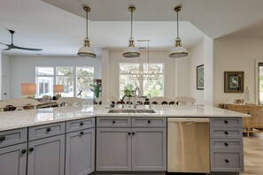 Kühlschrank, Mikrowelle, Herdplatte, Geschirrspüler