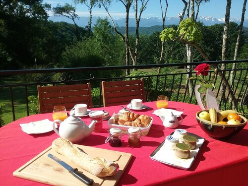 Suite Chambre D'hôte Avec Piscine vue sur les Pyrénées