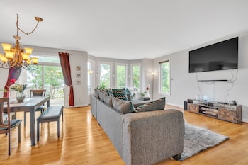 Relaxing Luxurious Waterfront 2 Bedroom Townhouse by RedAwning