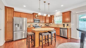 House, 4 Bedrooms | Private kitchen | Fridge, coffee/tea maker