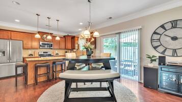 House, 4 Bedrooms | Private kitchen | Fridge, coffee/tea maker