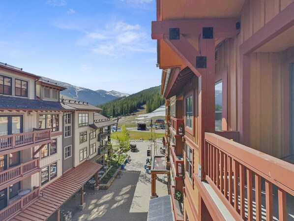 Condo, 2 Bedrooms | Property grounds