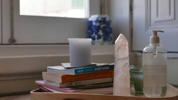 Een douche, een haardroger, een bidet, handdoeken