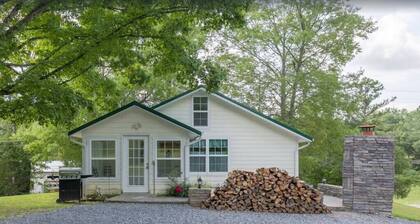 A Mountain Cottage 2 Bedroom Cabin by RedAwning