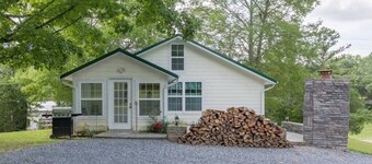 A Mountain Cottage 2 Bedroom Cabin by RedAwning