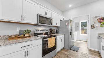 Condo, 3 Bedrooms | Private kitchen | Fridge, oven, coffee/tea maker, toaster