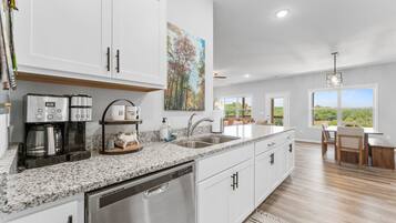 Condo, 3 Bedrooms | Private kitchen | Fridge, oven, coffee/tea maker, toaster