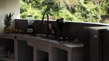 Departamento Deluxe | Cocina privada | Refrigerador y utensilios de cocina