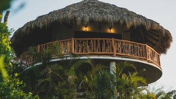 Vista frontal de la propiedad