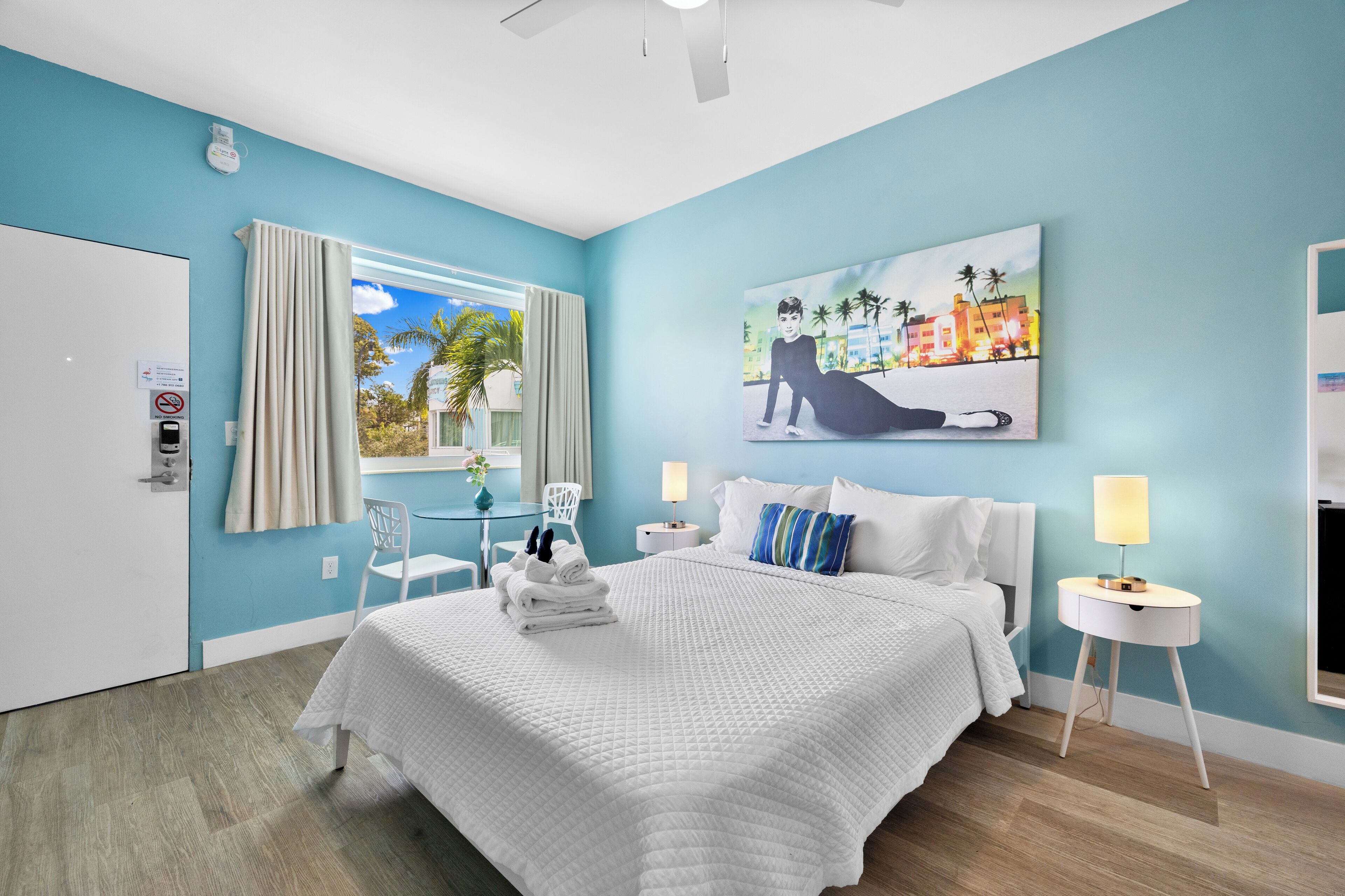 Schreibtisch, laptopgeeigneter Arbeitsplatz, Verdunkelungsvorhänge