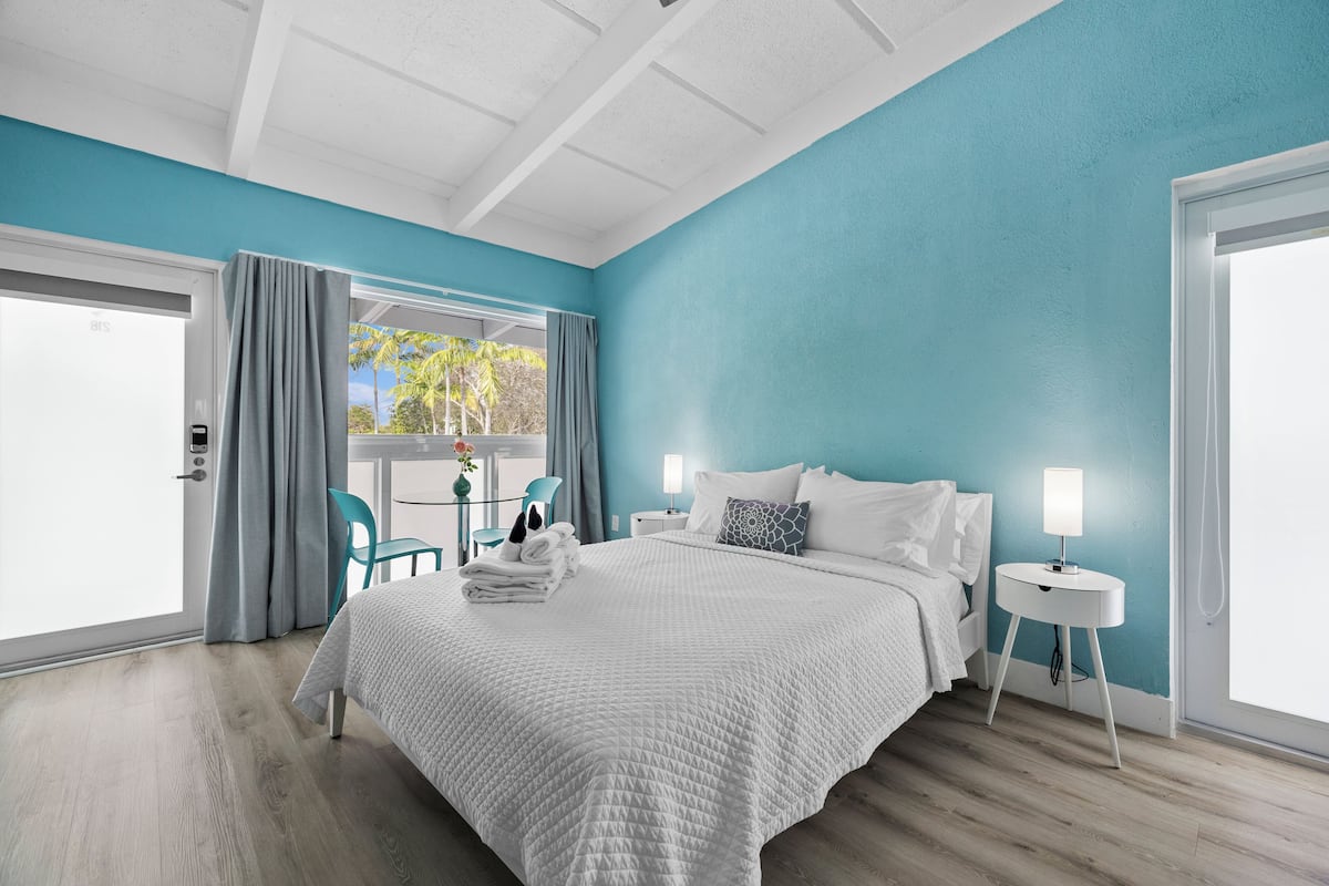 Deluxe Room, 1 Katil Ratu (Queen), Non Smoking, Pool View | Ruang tamu | 32 inci sebuah televisyen pintar dengan digital, TV, pencetak