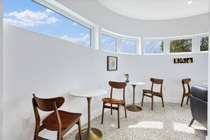 Lobby sitting area - The New Yorker Miami Hotel (Miami)