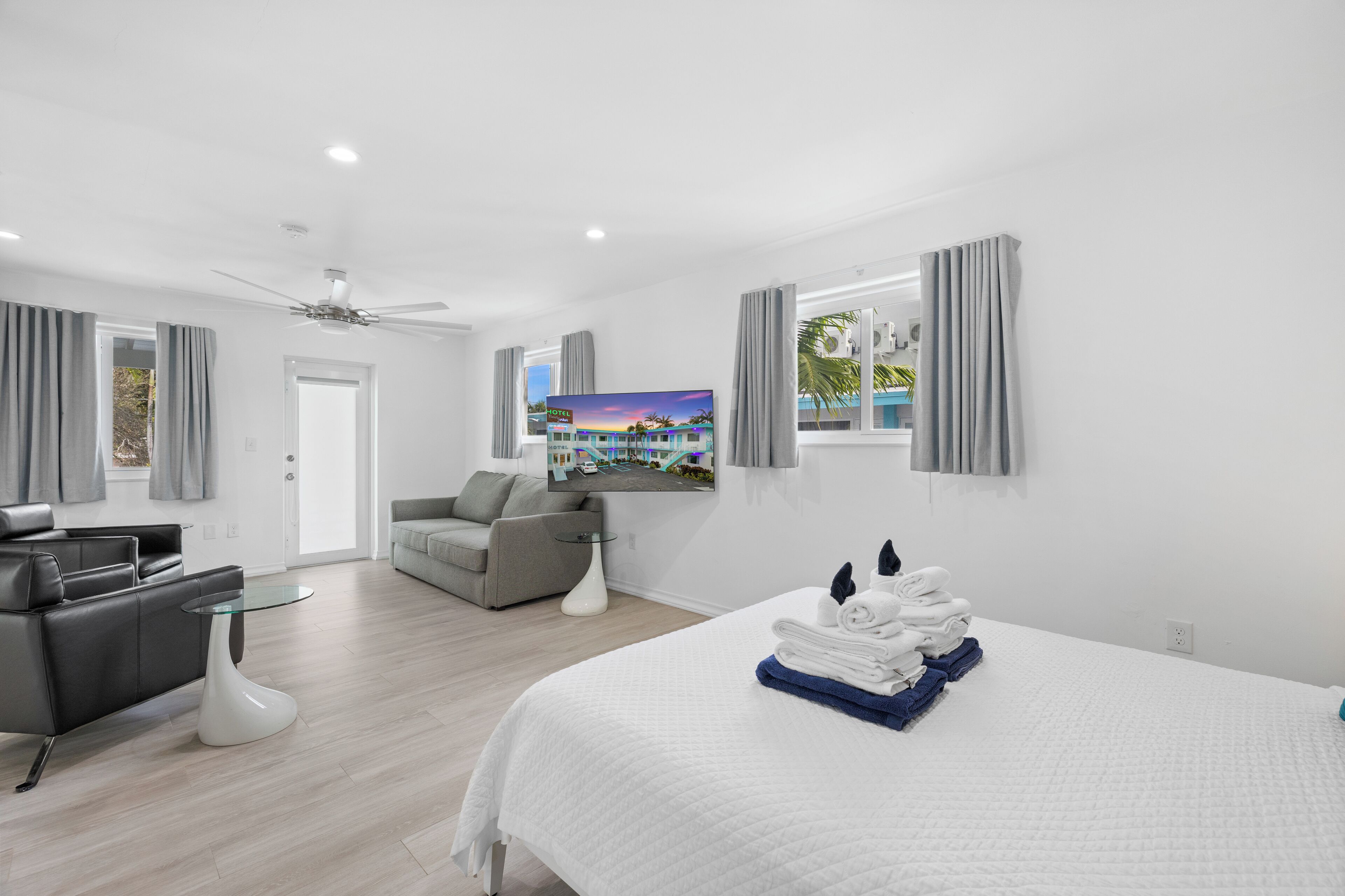 Studio Suite Eksklusif, 1 Tempat Tidur Queen, balkon, pemandangan kolam renang | Didekorasi berbeda-beda dan dilengkapi dengan perabotan berbeda-beda