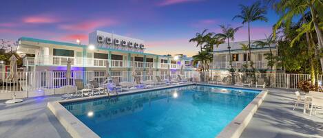 Piscine extérieure, parasols de plage, chaises longues