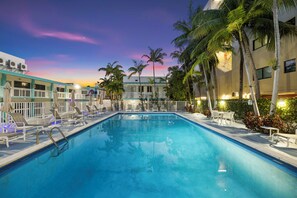 室外  泳池；08:00 至 20:00 開放；泳池傘、躺椅