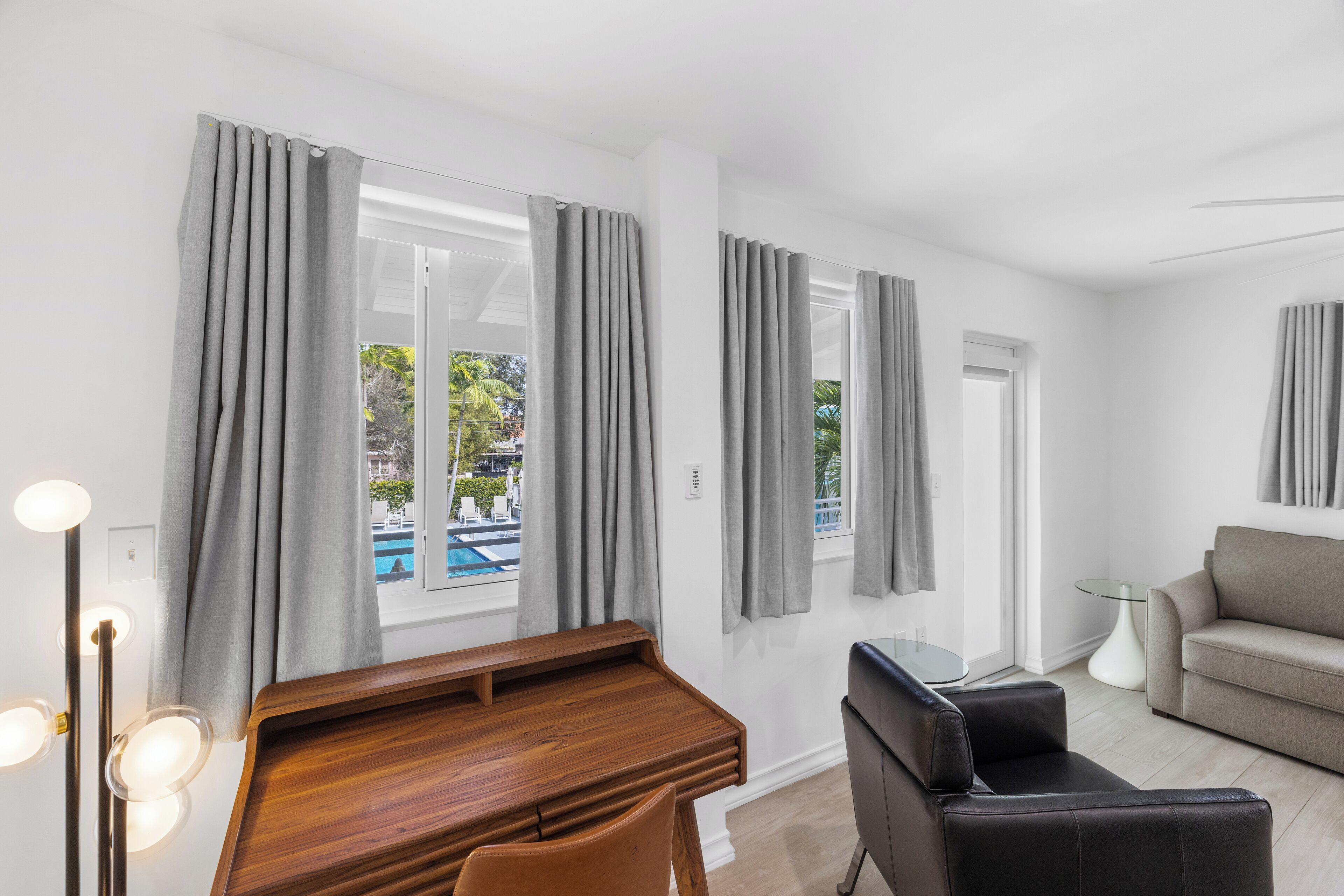 Studio Suite Eksklusif, 1 Tempat Tidur Queen, balkon, pemandangan kolam renang | Area keluarga | Smart TV 32-inci dengan saluran TV digital, TV, dan printer