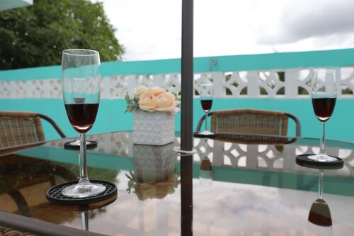 HOME AWAY FROM HOME. AIR-COND. POOL. CLOSE TO AIRPORT.