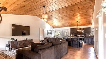 Smart TV, chimenea y libros