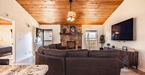 Smart TV, caminetto, libri