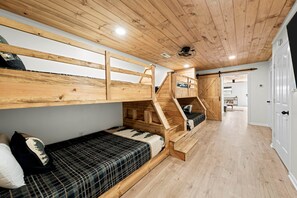3 室のベッドルーム、アイロン / アイロン台、旅行用ベビーベッド、WiFi (無料)