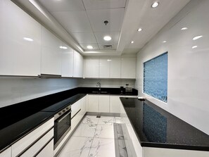Departamento panorámico | Cocina privada | Refrigerador, microondas, horno y parrilla de estufa 