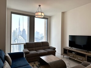 Panoramic Apartment | Living area | 50-inch Smart TV with digital channels, TV, Netflix - Lux BnB Amna Tower Burj Views (Dubai)