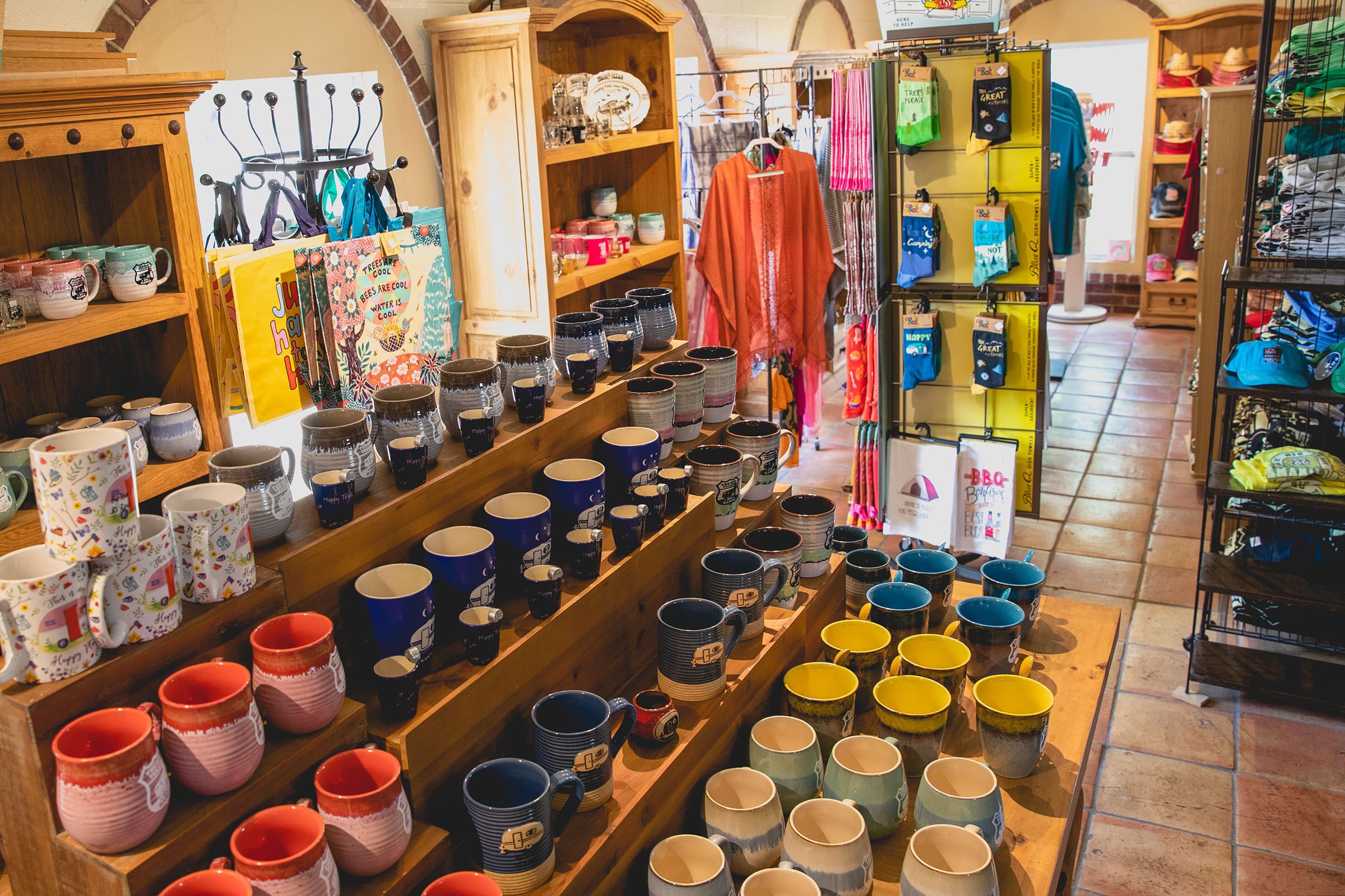 Un magasin où l’on trouve des étagères remplies de tasses et d’autres objets en céramique.