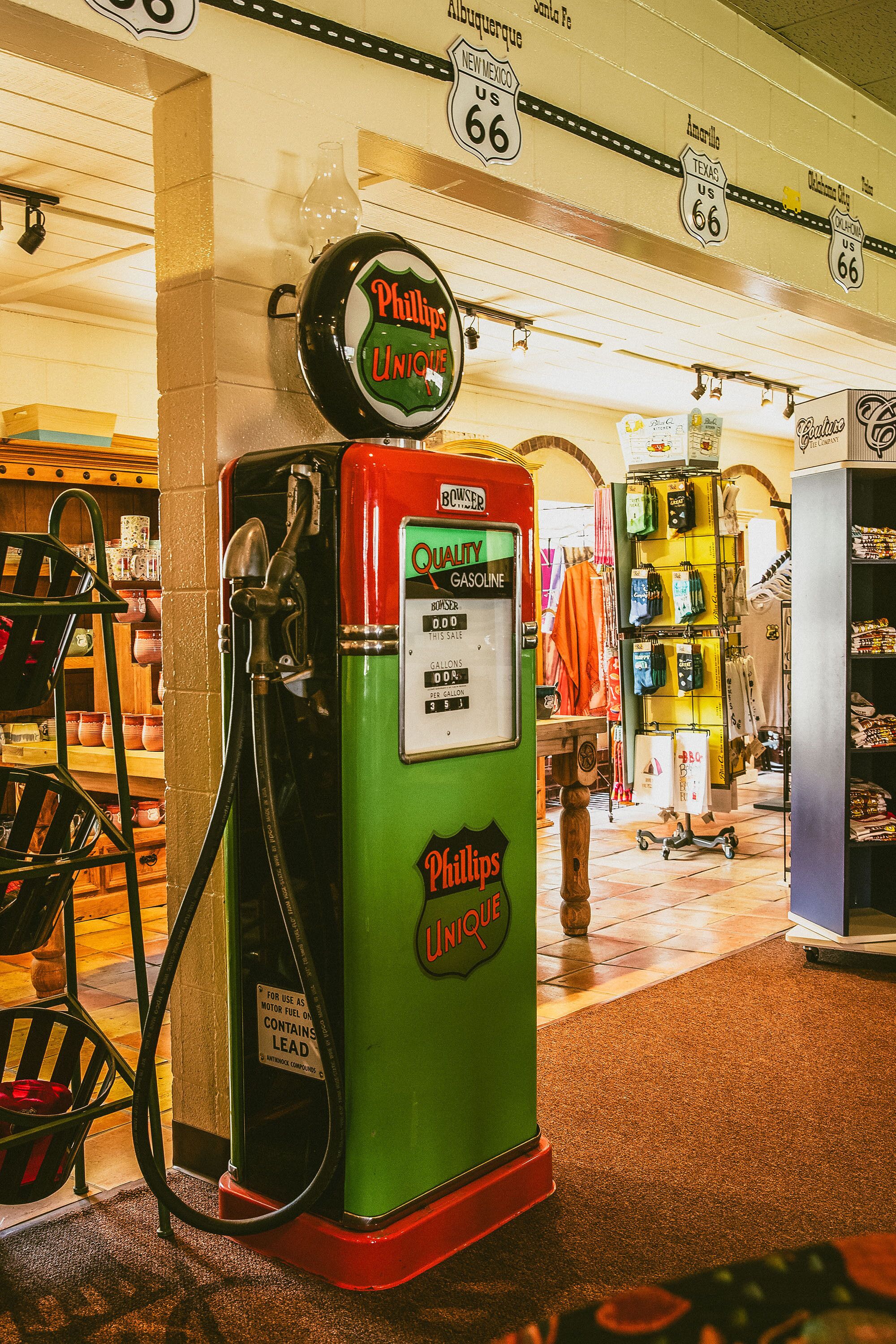 Una pompa di benzina Phillips d'epoca in un negozio a tema retrò.
