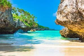 Beach nearby, white sand, 2 beach bars - Baobab Africa Lodge (Mtende)
