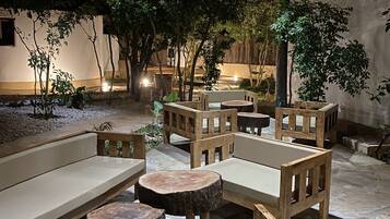 2 bars/lounges, 2 beach bars