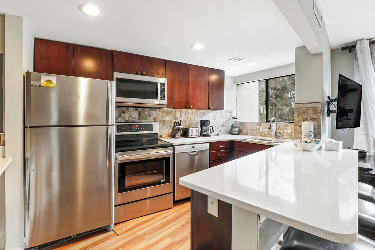 Réfrigérateur, micro-ondes, four, plaque de cuisson