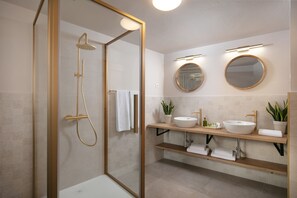 Dusche, Haartrockner, Handtücher, Seife