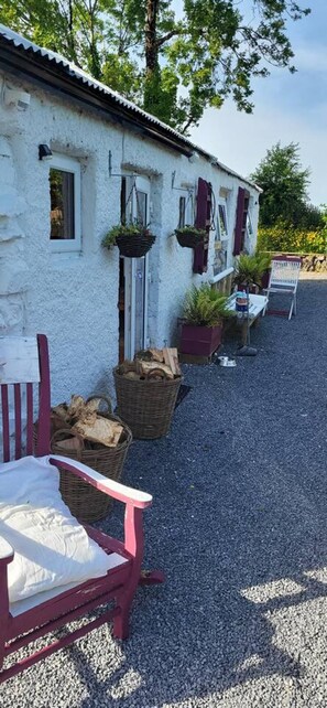 House | Property grounds - Stunning 1-bed Barn in Ballintubber (Ballintober)