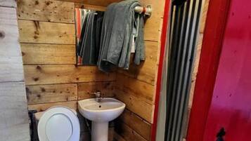 Casa | Baño | Regadera y toallas