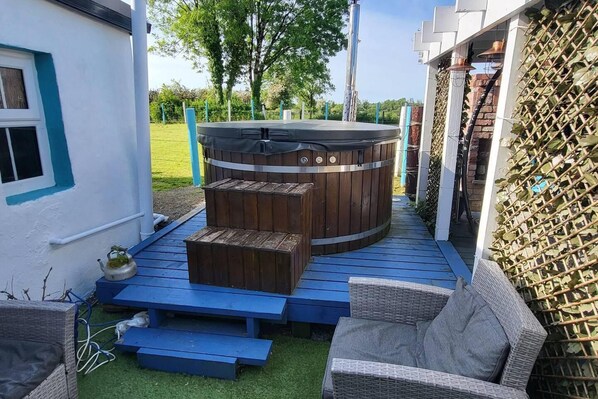 House | Outdoor spa tub