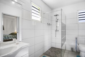 Douche, serviettes fournies, savon