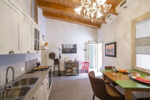 Appartement | Cuisine privée | Grand réfrigérateur, four, plaque de cuisson, machine à expresso