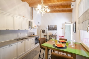 Appartement | Cuisine privée | Réfrigérateur grande capacité avec congélateur, un four