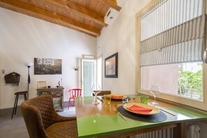 Apartamento | Cozinha privada | Geladeira grande, fogão, cooktop, máquina de café expresso