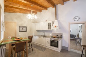 Appartement | Privékeuken | Een koelkast met diepvriezer, een oven, een kookplaat