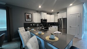 ثلاجة، ميكروويف، فرن، موقد طهي مسطح