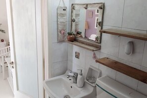 Haartrockner, Handtücher, Seife, Toilettenpapier