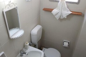 Haartrockner, Handtücher, Seife, Toilettenpapier