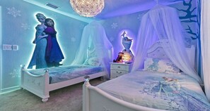5 bedrooms, iron/ironing board, WiFi, bed sheets