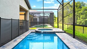 Piscina com hidromassagem, rodeada por um alpendre coberto e vista para uma paisagem verde.
