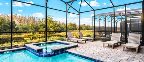 حمّام سباحة مُدفَّأ