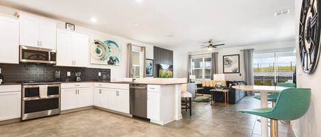 Réfrigérateur, four à micro-ondes, un four, surface de cuisson