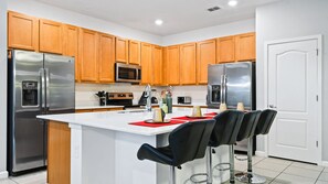 冷蔵庫、電子レンジ、オーブン、コンロ