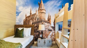 5 bedrooms, iron/ironing board, WiFi, bed sheets