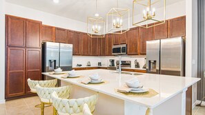 冷蔵庫、電子レンジ、オーブン、コンロ